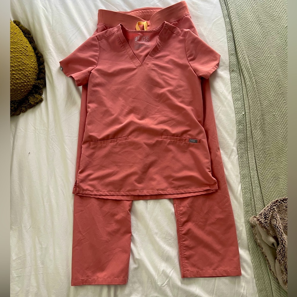 Figs Scrub Set - Coral - Basic pant and 3 pocket top - XS in both